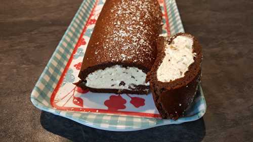 Gâteau roulé au chocolat, chantilly mascarpone au chocolat blanc et éclats de Snickers