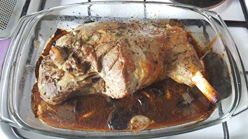 Gigot d'agneau aux pruneaux et gousses d'ail en chemise