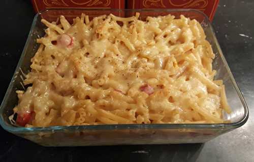 Gratin de macaronis aux tomates cerise, knacks et comté