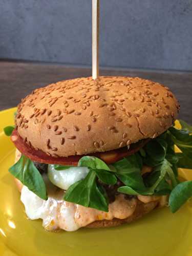 Hamburger au chorizo, mâche et fromage de brebis