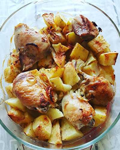 Hauts de cuisses de poulet et pommes de terre en sauce, au four