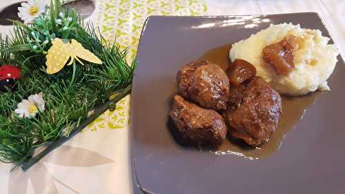 Joues de porc au cidre, pommes et miel à la mijoteuse