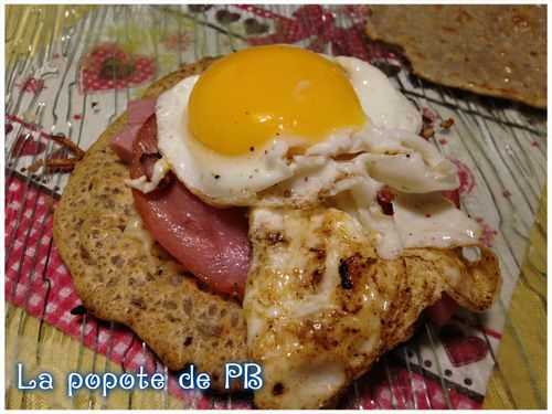 Mini galettes gruyère, lardons grillés, dés de jambon, bacon et oeuf