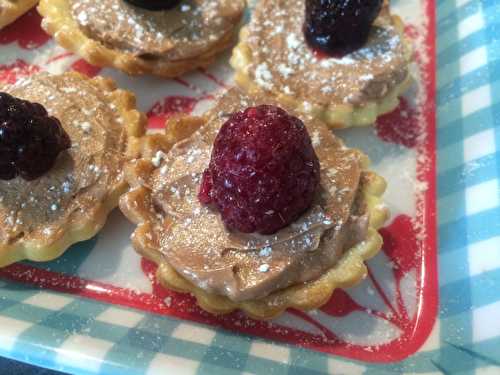 Mini tartelettes à la crème au beurre au Nutella et aux fruits rouges