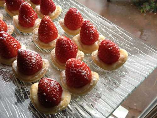 Mini tartelettes aux fraises à la crème pâtissière à la fève tonka