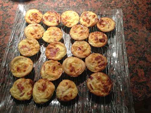 Mini tartelettes pâte brisée au parmesan, à la rosette et leerdammer