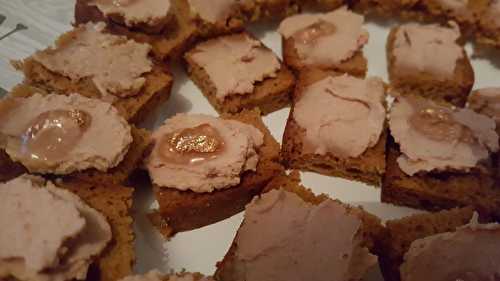 Mini toasts de foie gras et sa gelée de l'alchimiste (coing et or)