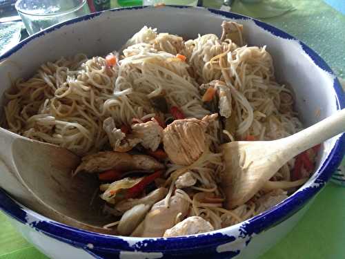 Nouilles chinoises sautées au poulet et légumes Shop Suey