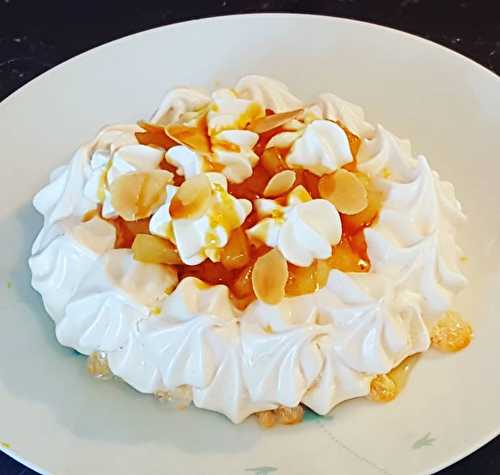 Pavlova au lemon curd, ananas caramélisés, chantilly à la noisette et amandes effilées grillées - Foodista Challenge #60