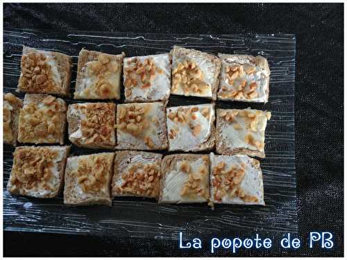 Petits toasts de crème roquefort aux éclats de noix de cajou