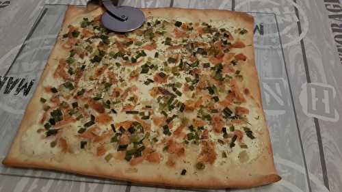 Pizza à la crème truite fumée et oignons nouveaux