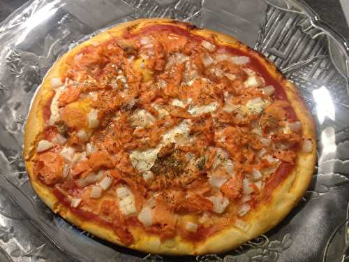 Pizza au saumon sauvage, crème, oignons et aneth