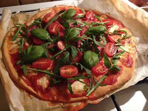 Pizza jambon, mozzarella, roquette, tomates cerise