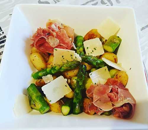 Poêlée d'asperges vertes, gnocchis, chiffonade de jambon de Serrano et ses copeaux de parmesan