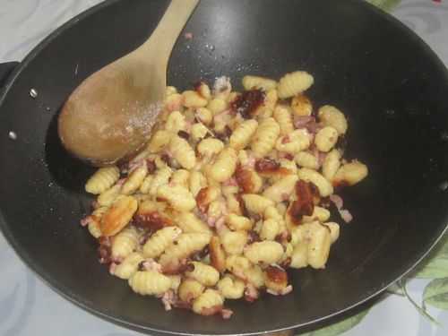 Poêlée de gnocchi aux lardons