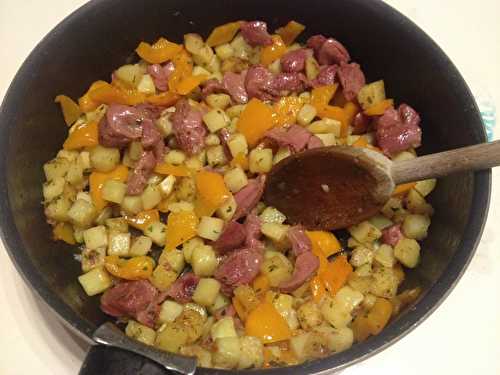 Poêlée de pommes de terre rissolées, gésiers confits et poivron orange
