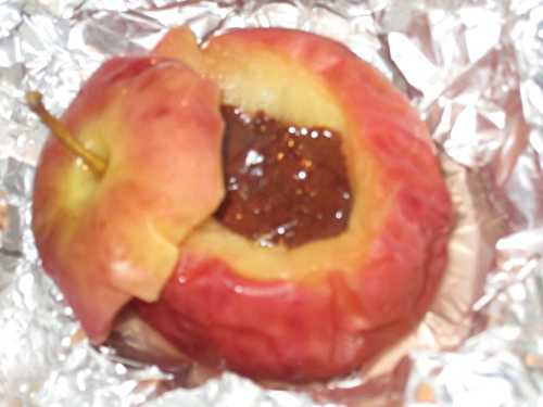 Pomme au four fourrée au chocolat et à la cannelle