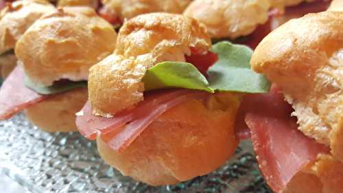 Profiteroles chèvre, jambon cru, tomates séchées et pousses de cresson