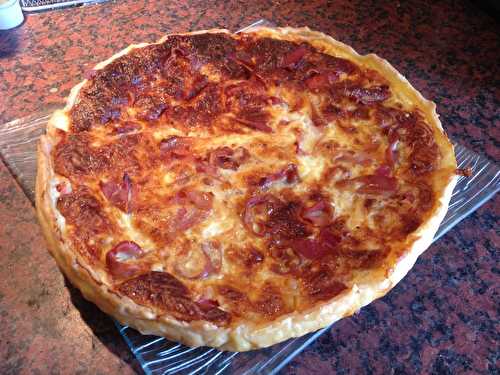 Quiche feuilletée au jambon cru, salami et mozzarella