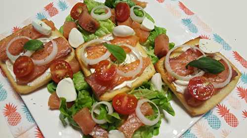 Salade aux toasts de saumon fumé artisanal, oignons, sur crème de Philadelphia