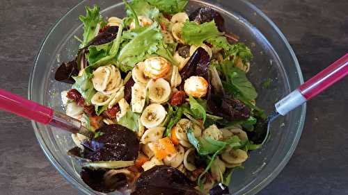 Salade d'orechiette, surimi et pétales de tomates séchées