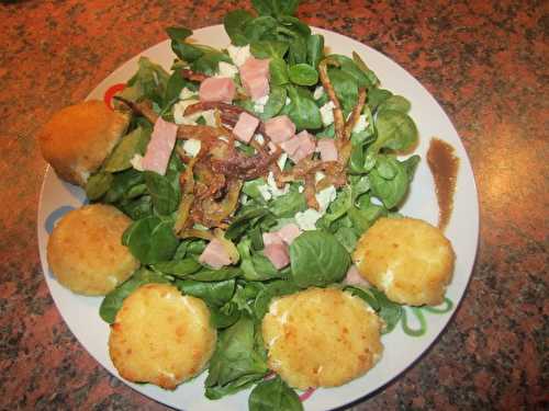Salade de mâche au chèvre panés chauds, sapghetti de pommes de terre, dés de jambon et miettes de roquefort
