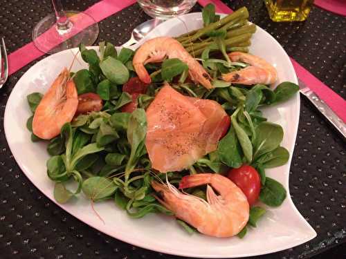 Salade de mâche, crevettes et saumon fumé