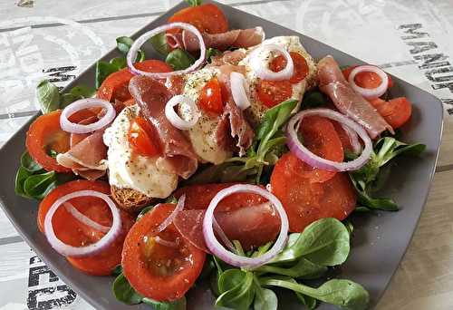 Salade de mâche et sa tartine gourmande ricotta, burrata et jambon cru au miel