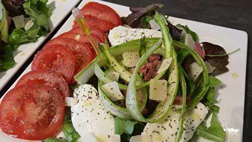 Salade de mesclun, asperges vertes, lardons de canard