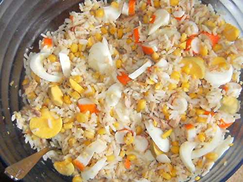 Salade de riz, surimi, thon, maïs et oeufs