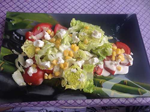 Salade de tomate, sucrine, maïs et chèvre frais