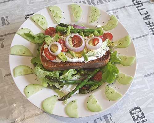 Salade gourmande de mai et son avocado toast