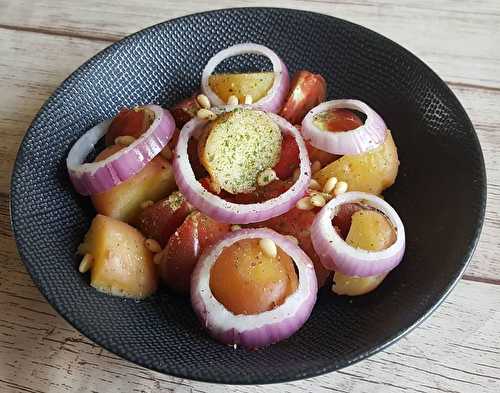 Salade tiède de pommes de terre, tomates et pignons de pin