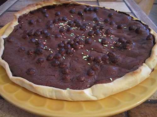 Tarte au chocolat noir, sirop d'érable, lait d'amandes au chocolat et céréales
