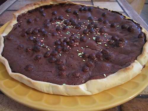 Tarte au chocolat noir, sirop d'érable, lait d'amandes au chocolat et céréales