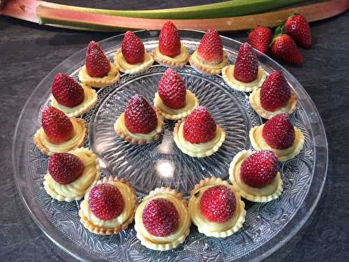 Tartelettes aux fraises sur Rhubarb curd