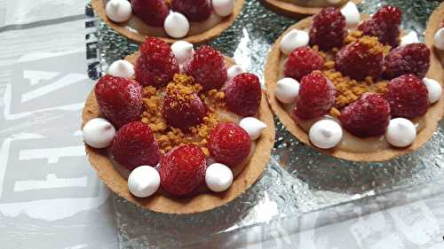 Tartelettes spéculoos, lemon curd aux framboises et pépites de meringue