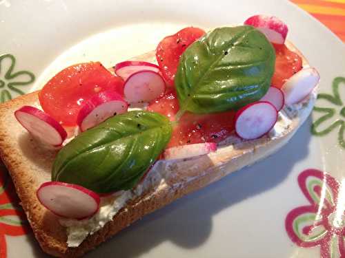 Tartine fraîche, tomates cerise, radis, basilic au fromage ail et fines herbes