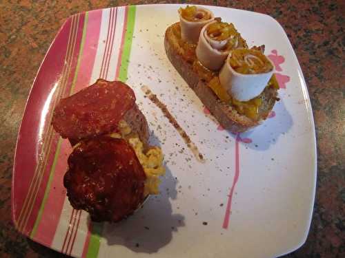 Tartines chaudes d'oeufs brouillés et ses chips de chorizo et roulés de poulet et sa compotée de poivron jaune