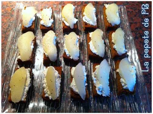 Toasts de pain d'épices, crème au bleu de Causses et poires