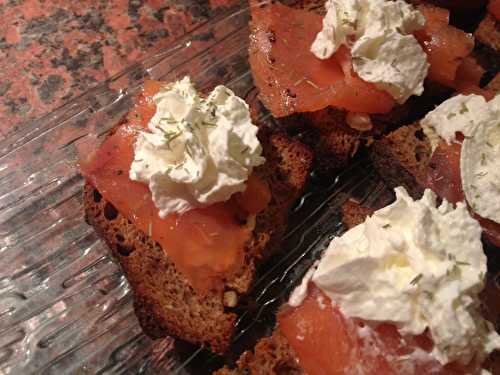 Toasts de pain de seigle au citron, au saumon fumé et chantilly au citron