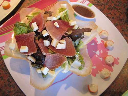 Tulipe de chêne rouge aux pétales de jambon cru et cubes de brebis