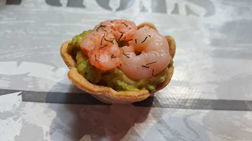 Veggie Cups Oignon garnies de guacamole et crevettes roses