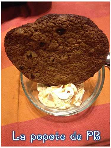 Verrine de crème glacée à la vanille et au noix de pécan, éclats de cacahuètes et caramel et son cookies géant