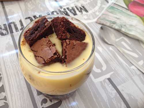 Verrine gourmande brownie, crème anglaise et sauce chocolat