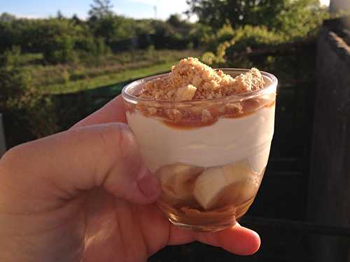 Verrine speculoos, bananes, crème mascarpone au yaourt grec, caramel au beurre salé et brisures de galettes bretonnes