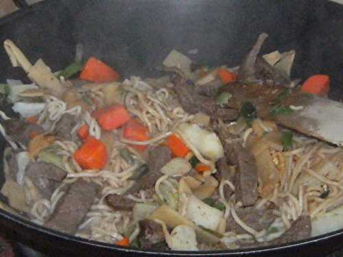 Wok de boeuf au nouilles chinoises et légumes