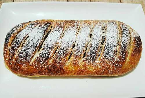 Strudel aux pommes, raisins et rhum