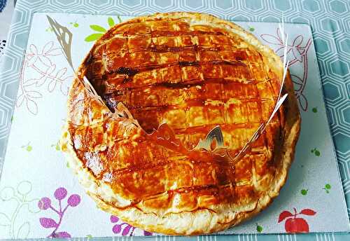 Galette des rois crème d'amandes, chocolat blanc et framboise