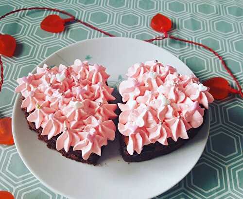 Coeurs de brownies, chantilly au mascarpone à la couleur de l'amour